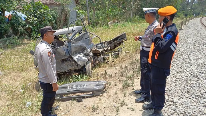 Mati Mesin, Mobil Pick Up Tertemper Kereta Api