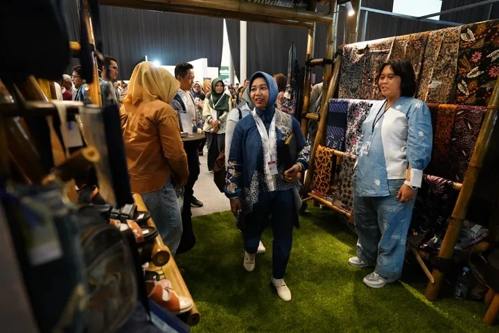 Batik Kontemporer Kota Mojokerto Unjuk Gigi di Pameran JMFW 2024