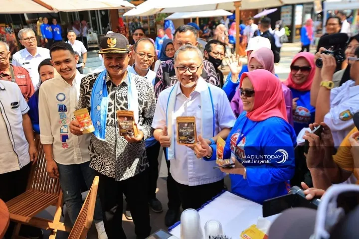 Menteri Perdagangan dan Wali Kota Madiun Bagikan 800 Paket Beras di PBM