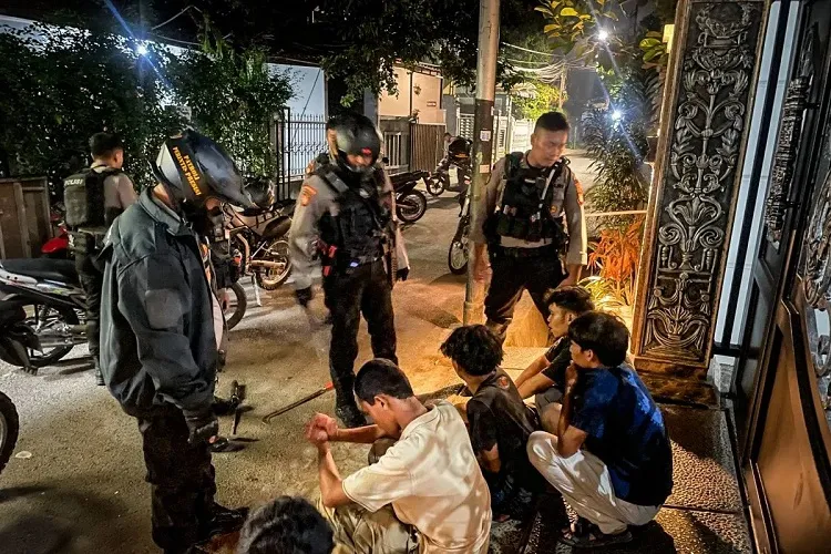 Baca juga : Papasan Dengan Polisi Usai Tawuran, Remaja Jaksel Diamankan