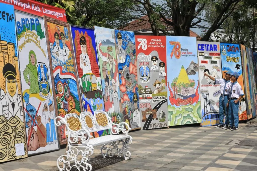 2.376 Mural Karya Siswa SMA/SMK dan SLB Tema Khofifah-Emil Pecahkan Rekor MURI