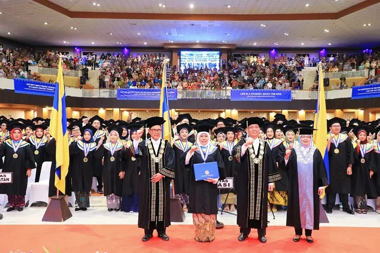Gubernur Khofifah Raih Gelar Doktor Honoris Causa dari UNAIR