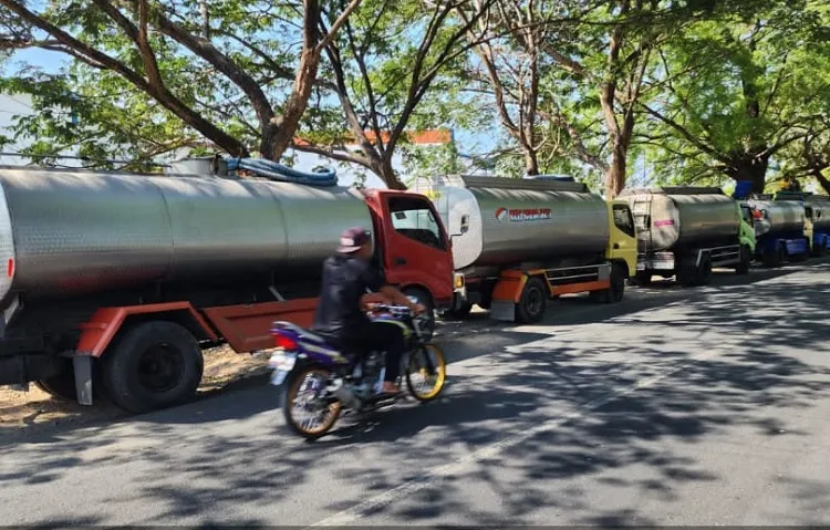 Pemkab Pasuruan Beserta Warga dan Beberapa Perusahaan Bersihkan Sungai
