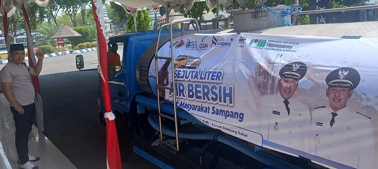 Puluhan Ribu Warga Terdampak Kekeringan, Direktur GSM Ikut Droping Air Bersih