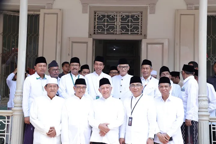 Gibran Maju Cawapres, Jokowi Sowan Kiai Sepuh NU