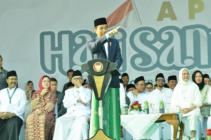Jokowi Sapa Puan, Santri Tepuk Tangan