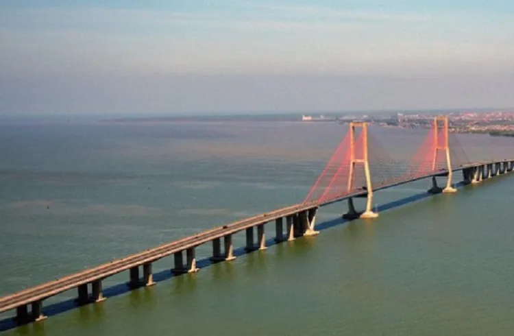 Cerita Horor Dunia Gaib di Jembatan Suramadu, Disebut Portal Jin hingga Munculnya Sundel Bolong