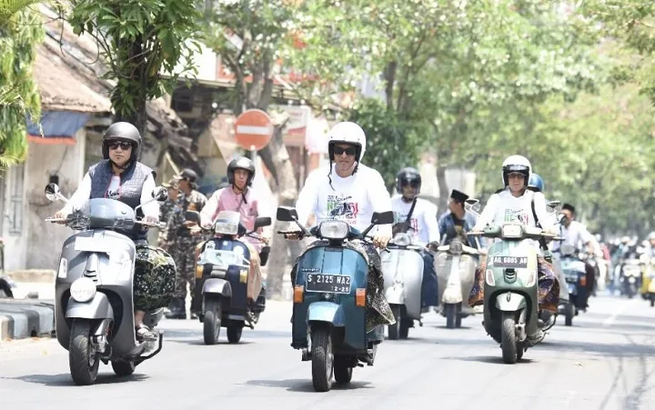 Peringati Hari Santri, Wali Kota Kediri Naik Vespa Touring Religi