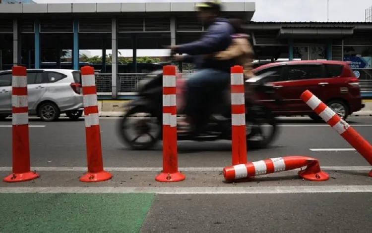 Demi Keselamatan Dishub DKI Membongkar Stick Cone