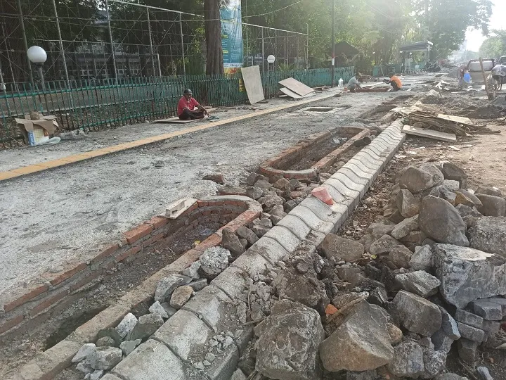 Banyak Proyek Terancam Molor Termasuk Trotoar Jalan Gus Dur Jombang, Ketegasan Pj Dipertanyakan?