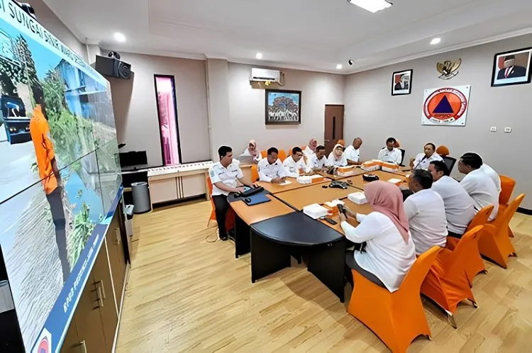 BPBD Jatim Bersih-bersih Sungai Avour
