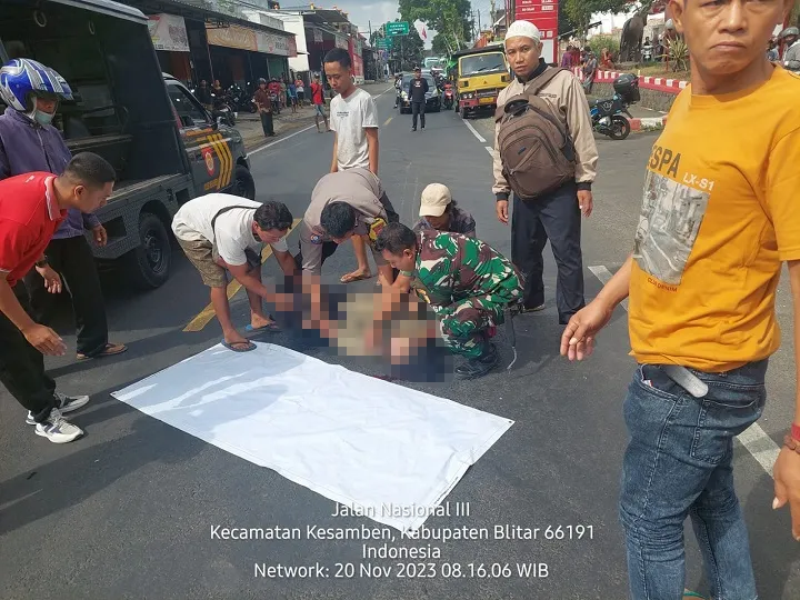Lengah saat Menyeberang, Nenek 64 Tahun Tertabrak Truk
