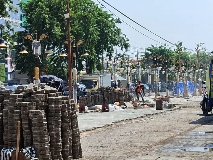Sehari Jelang Akhir Kontrak, Proyek Trotoar Jalan Gusdur Jombang Masih Amburadul