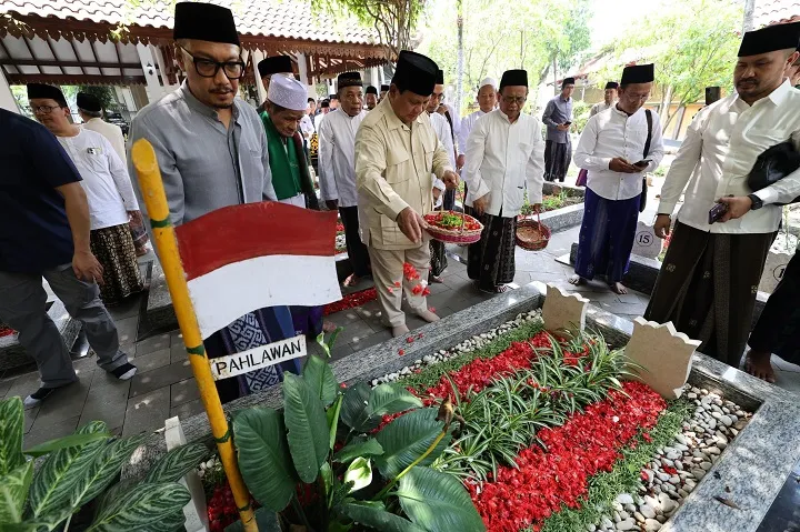 Pererat Silaturahmi Capres Prabowo Subianto Ziarah ke Makam Gusdur