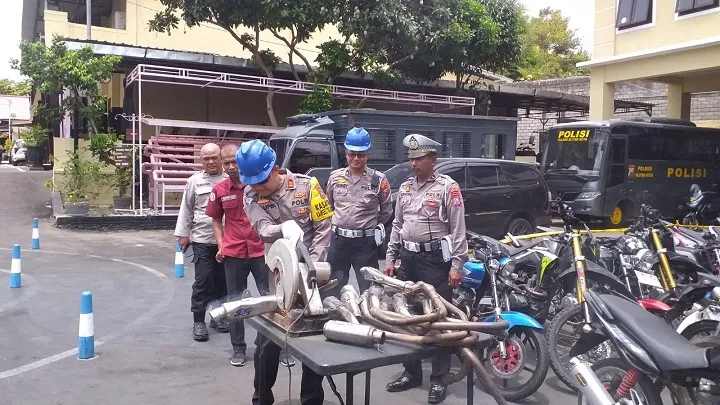 Puluhan Knalpot Brong Hasil Operasi Satuan Lalu lintas Polres Blitar Kota Dimusnahkan