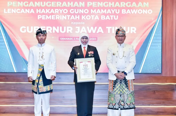 Pemkot Batu Anugerahi Gubernur Khofifah Lencana Hakaryo Guno Mamayu Bawono