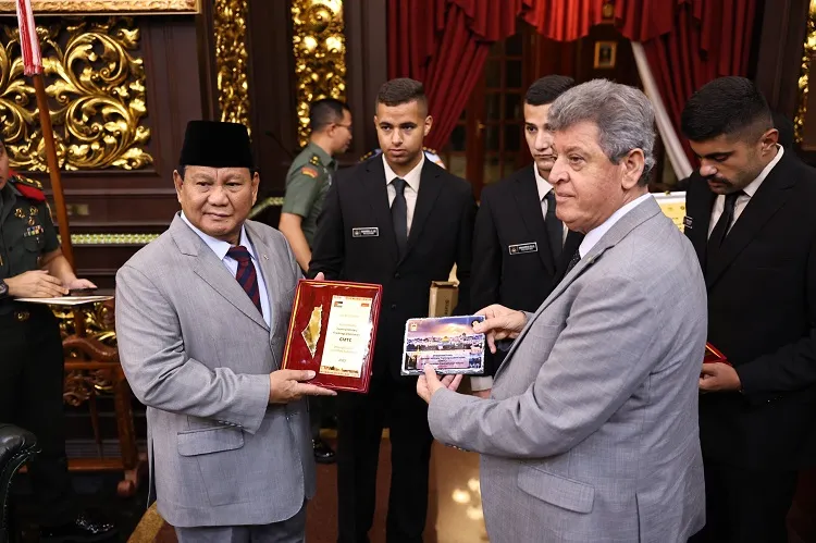 Tiba di RI, Prabowo Sambut Hangat 22 Mahasiswa Palestina Penerima Beasiswa dari Kemenhan