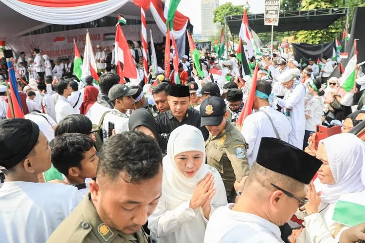 Gubernur Khofifah Ikut Berbaur Bersama Puluhan Ribu Warga Aksi Bela Palestina