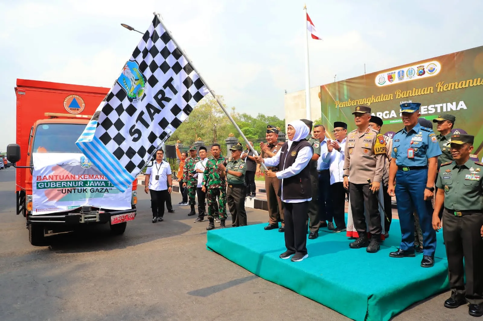 Solidaritas Kemanusiaan: Pemprov Jatim Kirim 81 Truk Bantuan untuk Masyarakat Palestina
