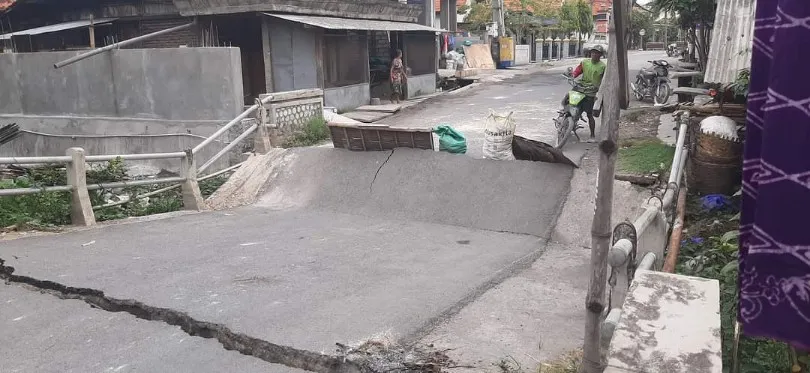 Jembatan Tiwet yang Menghubungkan Turi-Kalitengah Ambles