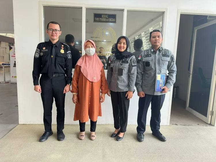 Kantor Imigrasi Kelas II Non TPI Blitar Deportasi Emak-emak WNA Asal Taiwan