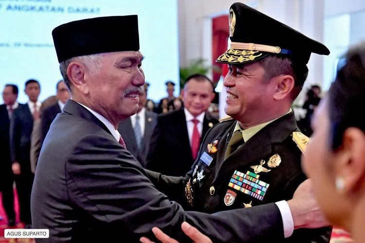 Luhut Memeluk Menantunya, Usai Dilantik Jadi KSAD