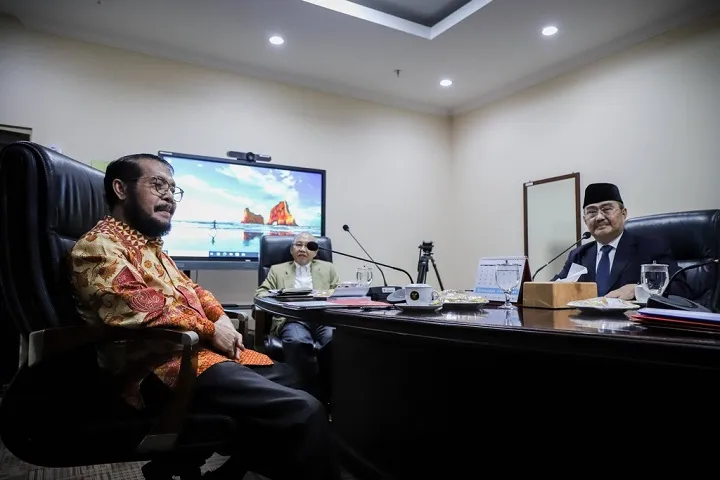 Ketua MK Anwar Usman, Dietrek-etrek di Publik