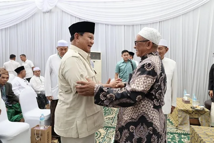 Sambangi Ulama Langitan, Prabowo Minta Doa