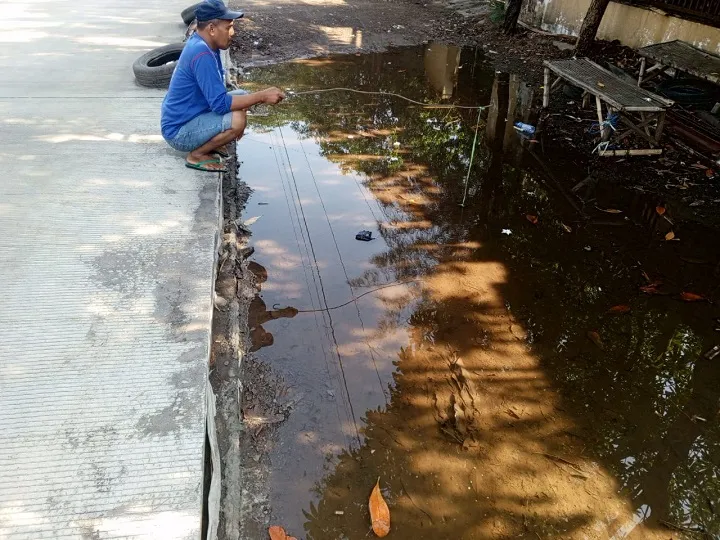 Timbulkan Genangan, Warga Jombang 'Mancing' di Pinggir Jalan Cor