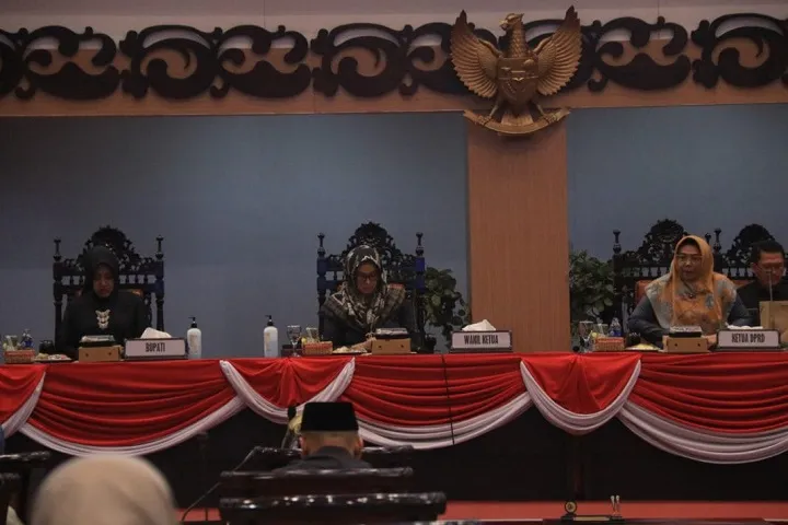 DPRD Kabupaten Mojokerto Godok Raperda APBD 2024, Bupati Ikfina Paparkan Proporsi Anggaran