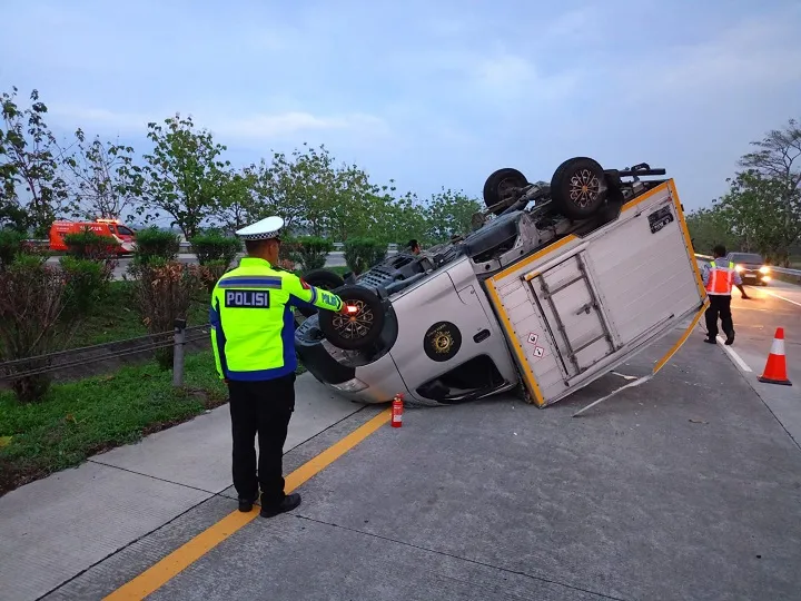 Pecah Ban, Mobil Box Bermuatan Bahan Sabun Terguling di Tol Jombang-Mojokerto