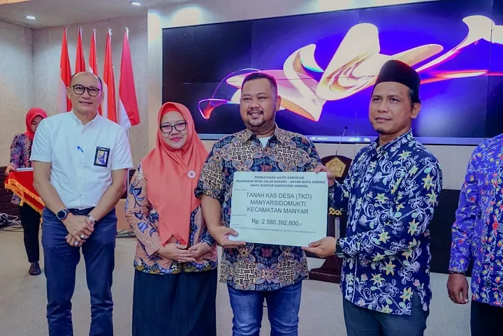 Bupati Gresik Serahkan Ganti Rugi Lahan Pelebaran Jalan Raya Manyar Tahap 2