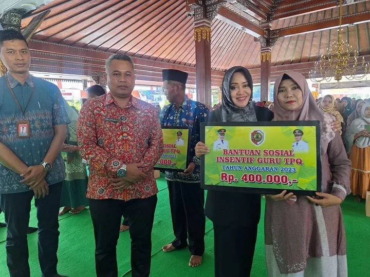 Bupati Ikfina Serahkan Bansos Insentif Guru TPQ