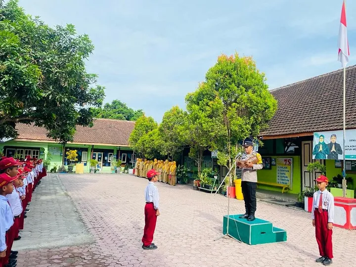 Polres Blitar Sapa Murid SDN 1 Kalipang Lodoyo Timur Kabupaten Blitar