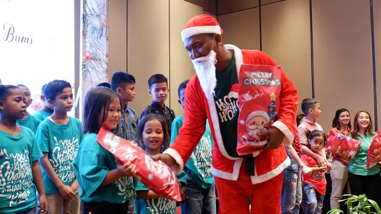 Premier Place Hotel dan Angkasa Pura I Surabaya Berwisata Edukasi Bersama Anak Panti Asuhan