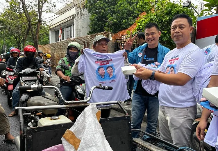 Aksi Sosial TKD Jatim, Bagikan Ribuan Nasi Kotak dan Kaus Gratis Prabowo-Gibran