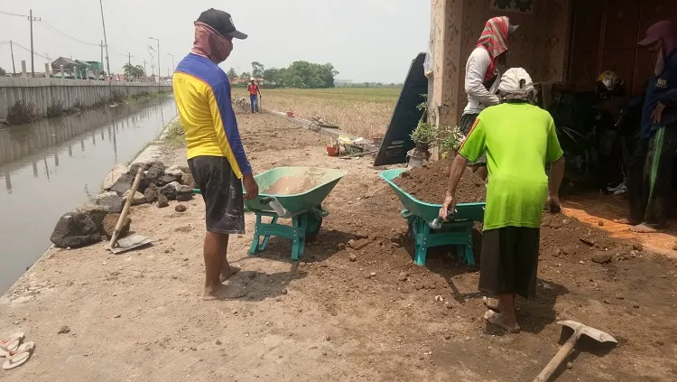 Dongkrak Perekonomian Warga, Pemdes Karangpuri Bangun TPT