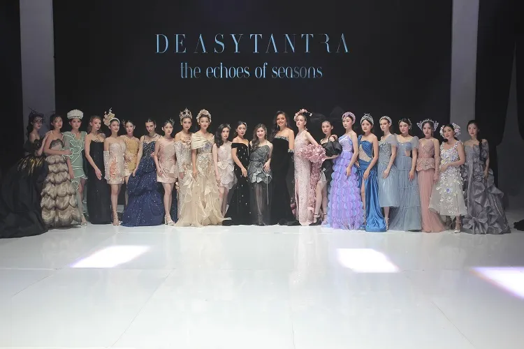 Fashion Show Busana Rancangan Deasy Tantra ''The Echoes of Seasons''