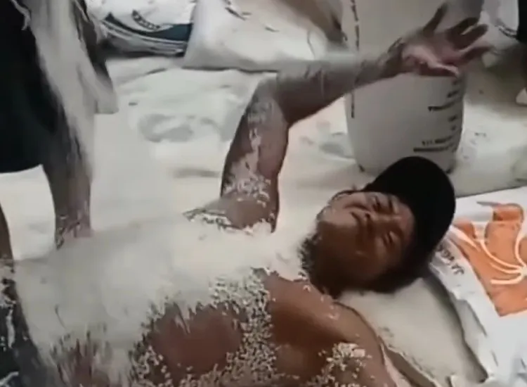 Bulog Surabaya Auto Pecat Buruh Mandi Beras Viral di Sosmed