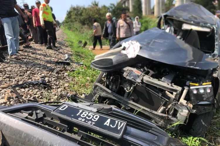 KA Cepat Whoosh, Tewaskan 2 Bocil Penumpang Minibus