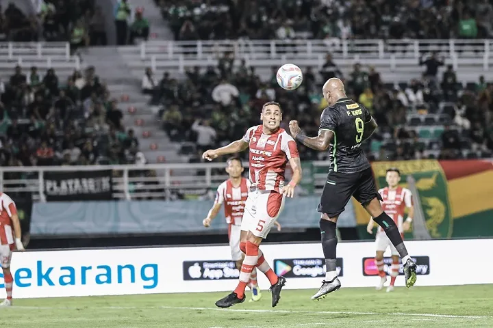 Sudah Dibantu Gol Hantu, Persebaya Gak Bisa Menang