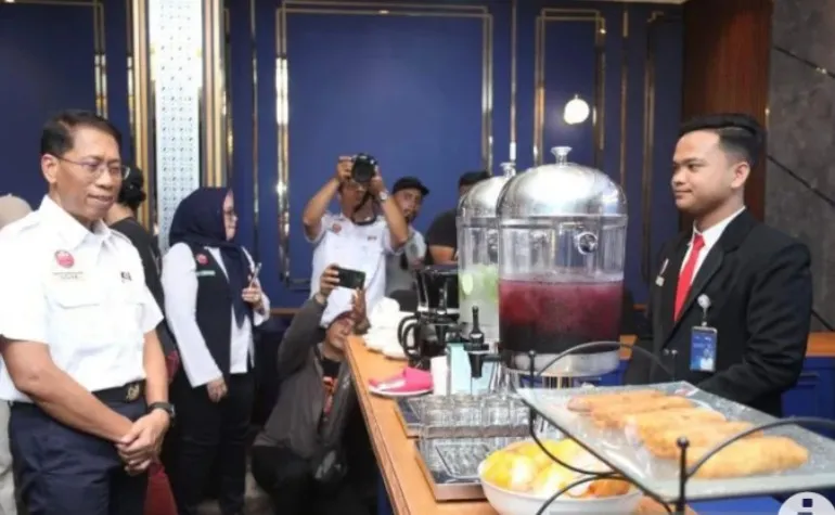Ada Luxury Lounge di Stasiun Gubeng