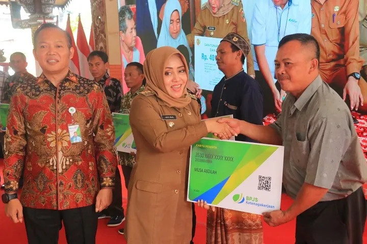 Bupati Ikfina Serahkan Kartu Kepesertaan BPJS Ketenagakerjaan Pada 27.272 Pekerja Rentan dan Buruh Petani Tembakau