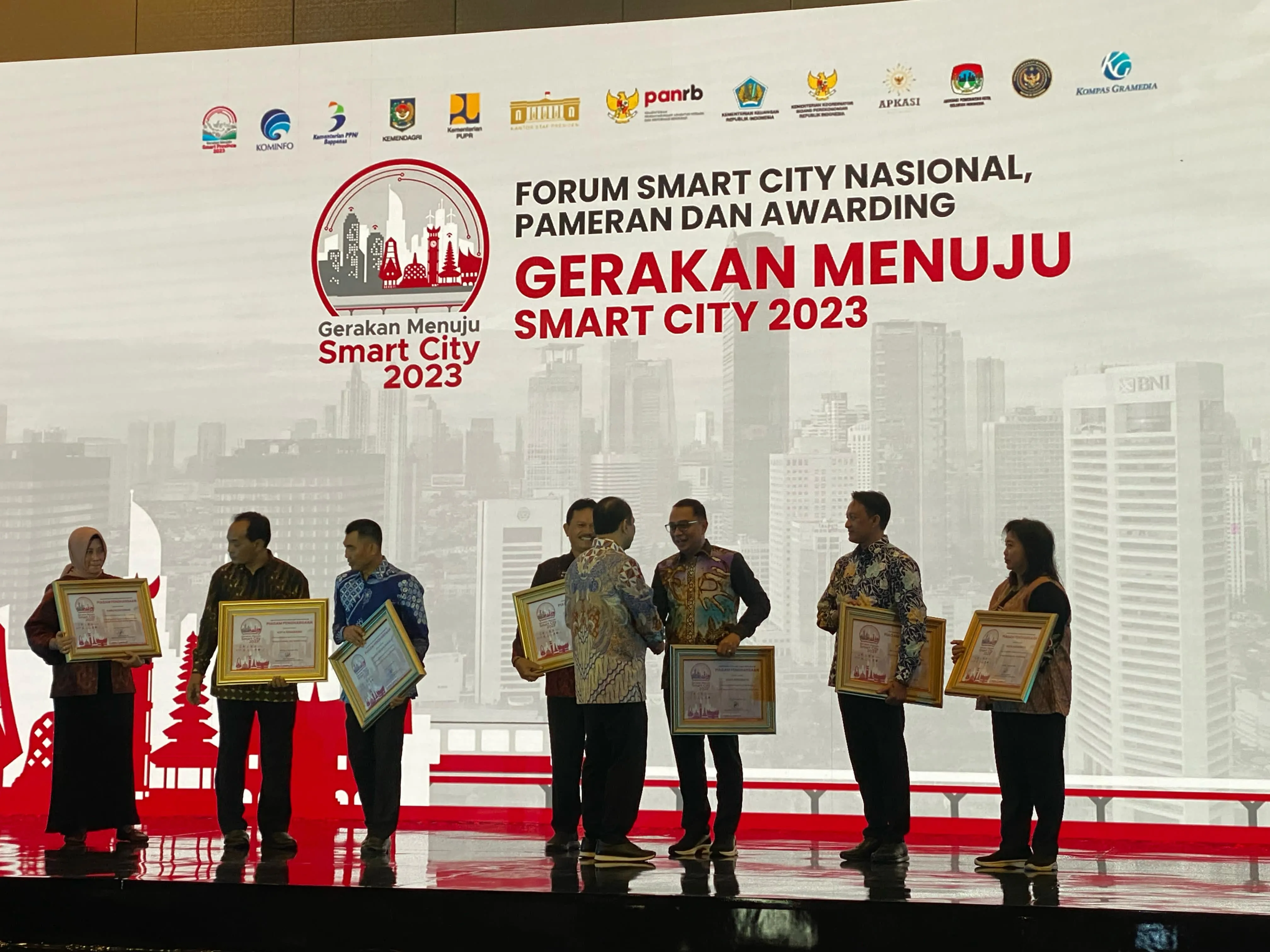 Surabaya Raih Penghargaan Smart Government dan Smart Environment dari Kemenkominfo RI