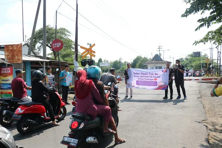 KAI Daop 7 Madiun Himbau Masyarakat Lebih Waspada Bila Melintas di Pintasan Rel Tanpa Palang Pintu