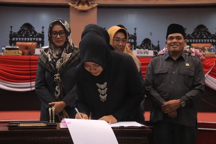 Bupati Ukfina Hadiri Rapat Paripurna Penyampaian Nota Penjelasan DPRD Atas Raperda RTH dan Kepemudaan