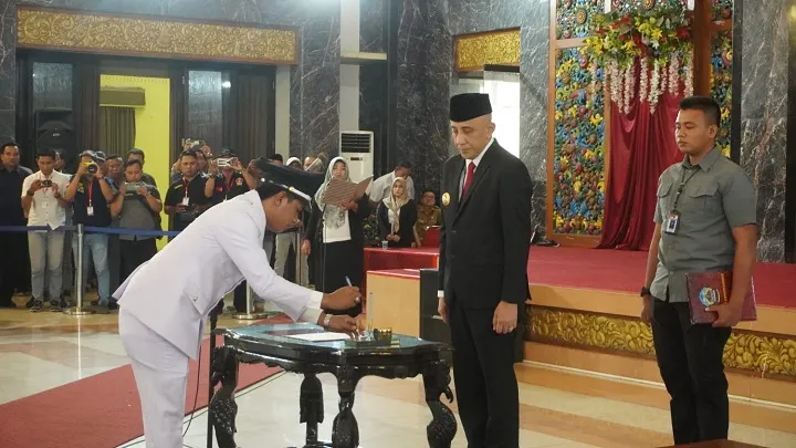 PJ Bupati Lantik 14 Kepala Desa Hasil Pilkades Serentak Gelombang III