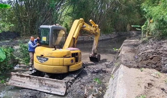 Antisipasi Banjir Pemkot Kediri Terjunkan Ekskavator Lakukan Normalisasi