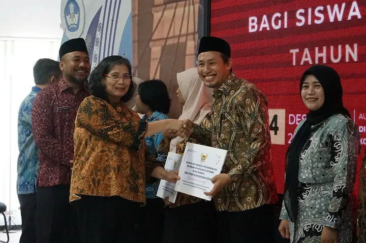 Pj Wali Kota Kediri Zanariah Serahkan Bantuan Sosial Pendidikan