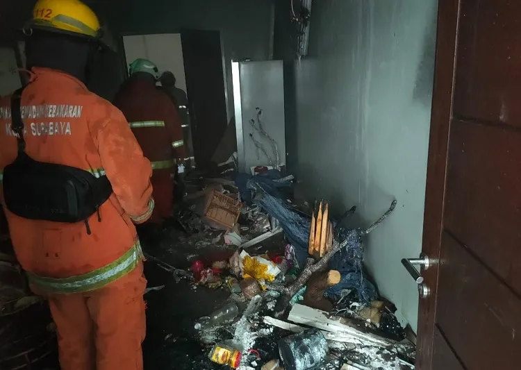 Lantai Dua Sekolah Katolik Santa Clara Terbakar, Diduga korsleting Listrik Lampu Pohon Natal